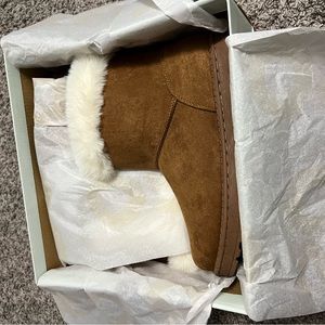 size 8 woman’s fluffy boot never worn.